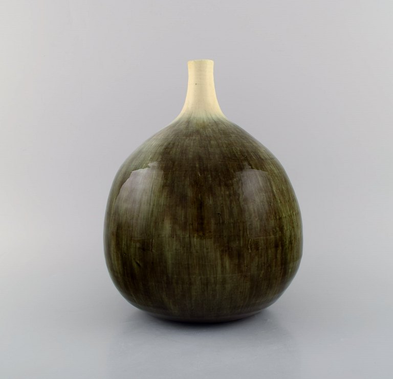 Large narrow neck Accolay vase in glazed stoneware. Beautiful glaze in sand and 
light earth shades. 1960s.
