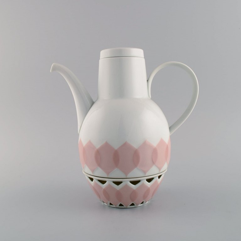 Bjørn Wiinblad for Rosenthal. Lotus porcelænsservice. Kaffekande med varmer til 
fyrfadslys dekoreret med lyserøde lotusblade. 1980