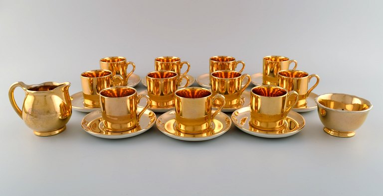 Crown Devon, England. Mocha service in gold-painted porcelain for 11 people. 
1930s / 40s.
