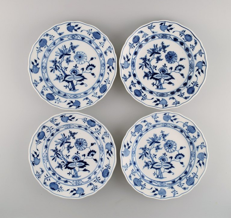 Fire antikke Meissen Løgmønstret middagstallerkener i håndmalet porcelæn. Ca. 
1900.
