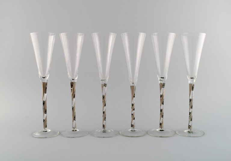Scandinavian glass artist. Six champagne glasses in mouth blown art glass. Late 
20th century.
