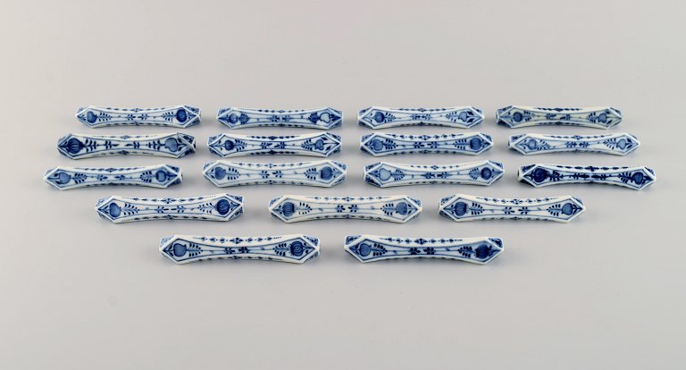 17 Meissen Blue Onion knife rests in hand-painted porcelain. Approx. 1900.
