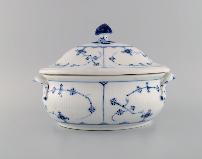 Large Royal Copenhagen Blue Fluted Plain soup tureen in hand-painted porcelain. 
Model number 1/432. Dated 1889-1922.
