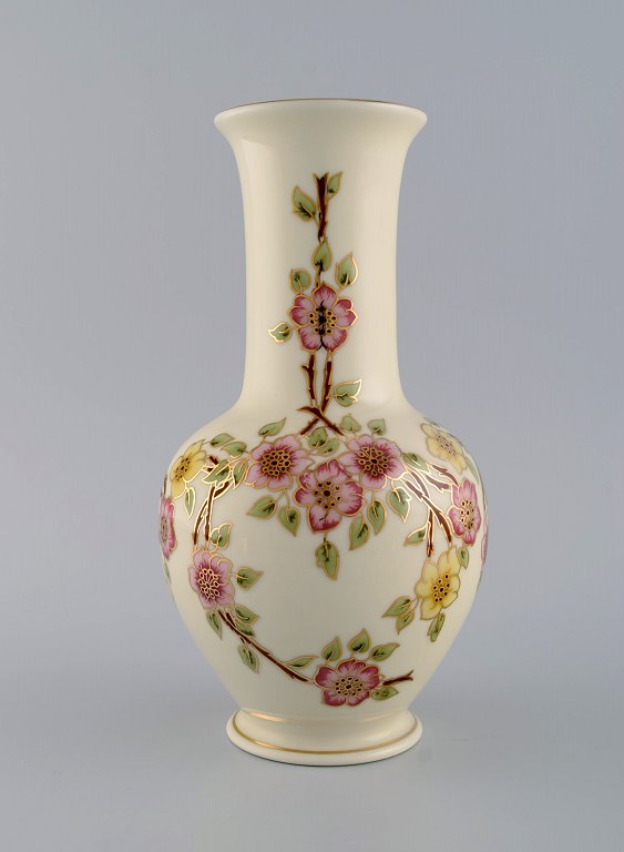 Zsolnay vase i cremefarvet porcelæn med håndmalede blomster og gulddekoration. 
Sent 1900-tallet.
