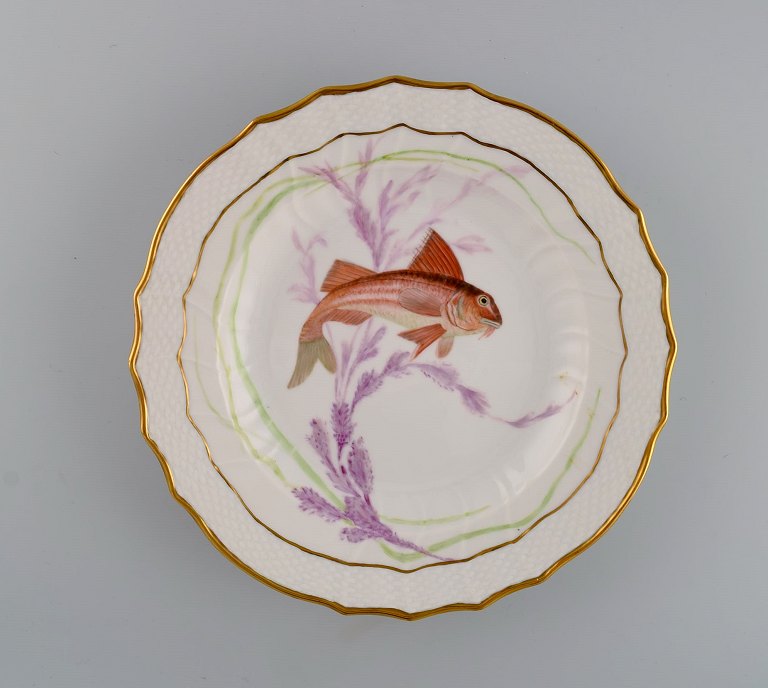 Royal Copenhagen middagstallerken i porcelæn med håndmalet fiskemotiv og 
guldkant. Flora / Fauna Danica stil. Dateret 1955.
