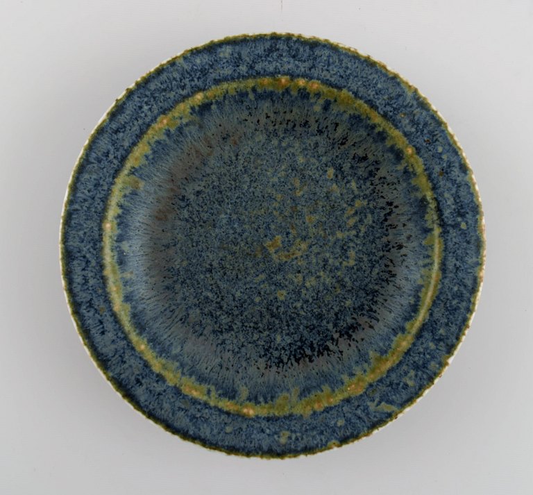 Carl Harry Stålhane (1920-1990) for Rörstrand. Round bowl / dish in glazed 
ceramics. Beautiful glaze in shades of blue-green. Mid-20th century.
