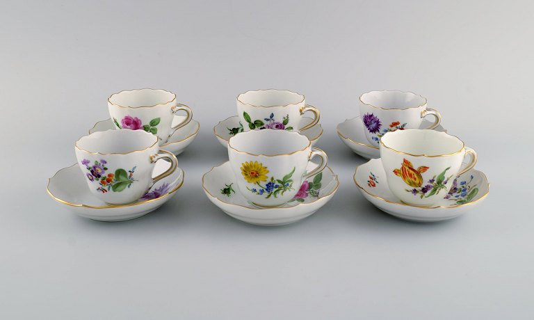 Seks Meissen kaffekopper med underkopper i håndmalet porcelæn. Blomster og 
gulddekoration. Tidligt 1900-tallet.
