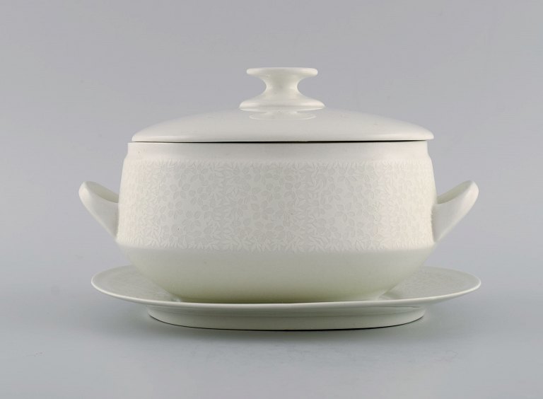 Raija Uosikkinen for Arabia. Pitsi lidded tureen with saucer with floral 
decoration. Dated 1967-1974.

