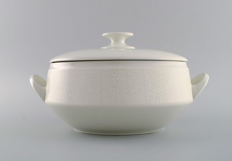 Raija Uosikkinen for Arabia. Pitsi porcelain soup tureen with floral decoration. 
Dated 1967-1974.
