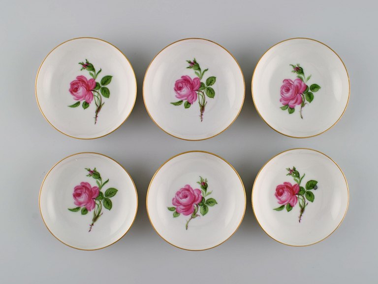 Six small Meissen Pink Rose bowls in hand-painted porcelain with gold edge. 
Early 20th century.
