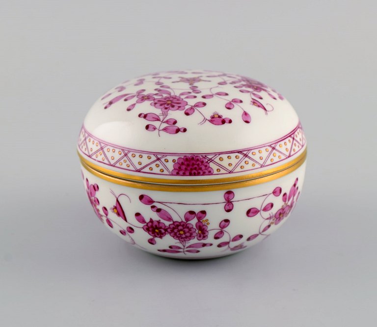 Meissen Pink Indian lågskrin i håndmalet porcelæn. Lyserøde blomster og 
gulddekoration. Tidligt 1900-tallet.
