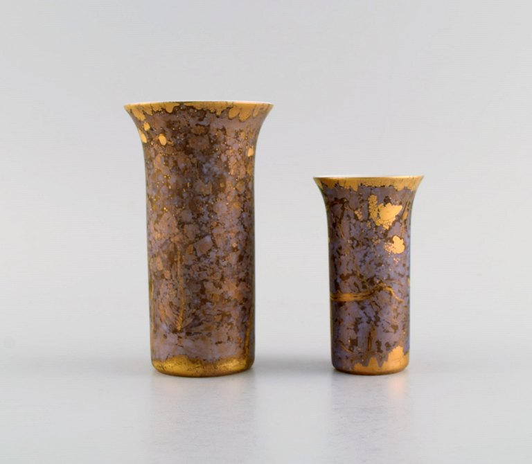 H. Dresler for Rosenthal. To vaser i håndmalet porcelæn. Smuk marmoreret 
gulddekoration. 1980
