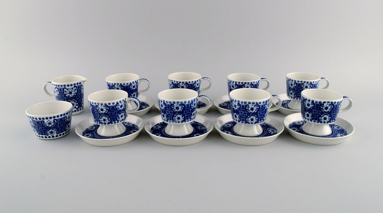 Raija Uosikkinen for Arabia. Ali porcelæn kaffeservice med blå 
blomsterdekoration til otte personer. 1960