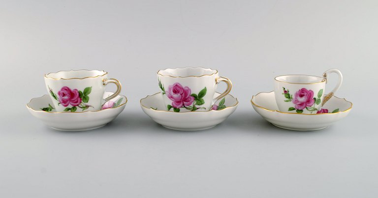 Meissen Pink Rose. Three coffee cups with saucers in hand-painted porcelain with 
gold edge. Early 20th century.
