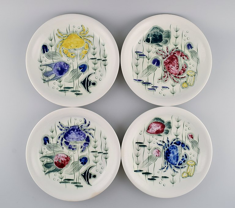 Anja Juurikkala for Arabia. Four "Crayfish" dinner plates in hand-painted 
stoneware. Underwater scene with fish and crabs. Mid 20th century.
