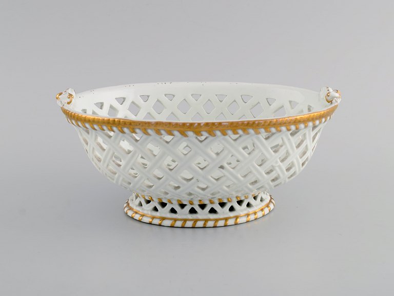 Antique Meissen bowl in openwork porcelain with hand-painted gold decoration. 
19th century.
