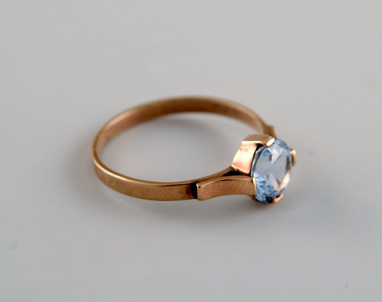 Scandinavian goldsmith. Vintage ring in 14 carat gold adorned with light blue 
semi-precious stone. Mid 20th century.
