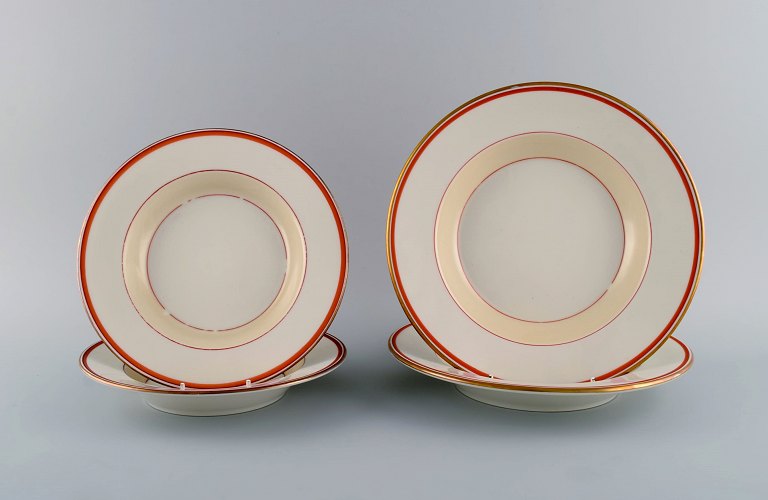 Christian Joachim for Royal Copenhagen. "Det spanske stel". Fire dybe 
tallerkener i håndmalet porcelæn. Produceret fra 1931-1970.
