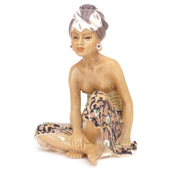 Dahl Jensen figur 1136 "Pige fra Bali". 1. sortering. H: 20cm