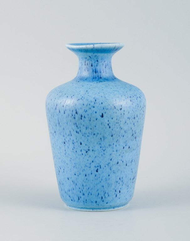 Gunnar Nylund for Rörstrand. Granola vase i glaseret keramik. Smuk glasur i blå 
nuancer.