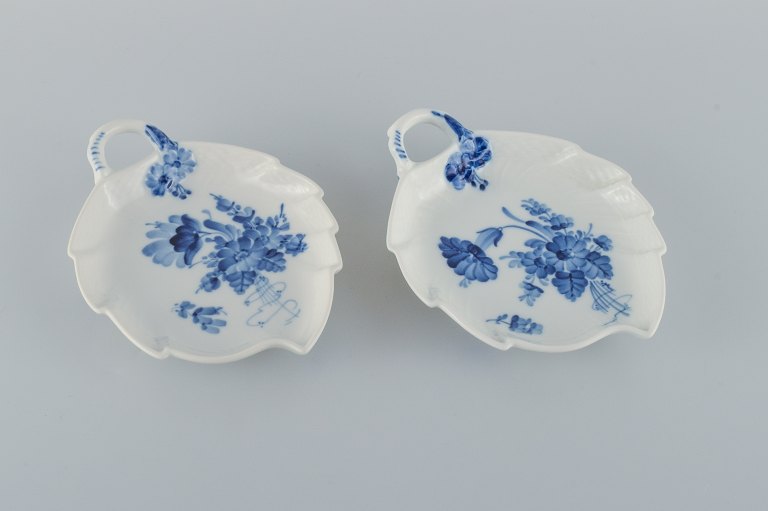 Royal Copenhagen. Blå blomst flettet. Et par bladformede asietter.