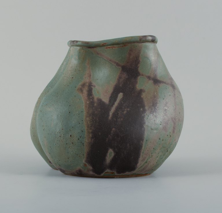 Christina Muff, dansk samtidskeramiker (f. 1971).
Unique seedpod vessel made from stoneware clay, with matte blue and brown 
glaze.