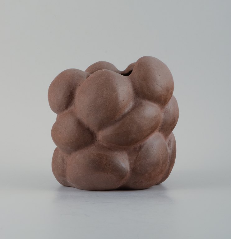 Christina Muff, dansk samtidskeramiker (f. 1971).
Reddish brown organically shaped stoneware vase. Clear glaze on the inside.