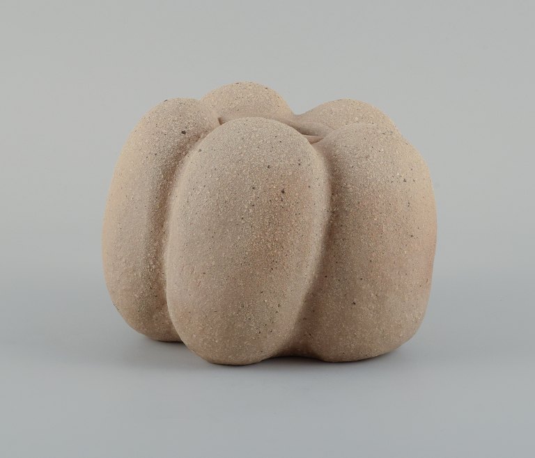 Christina Muff, dansk samtidskeramiker (f. 1971).
Small, unique stoneware seedpod vase. Unglazed, with specks the vessel is 
organically shaped.