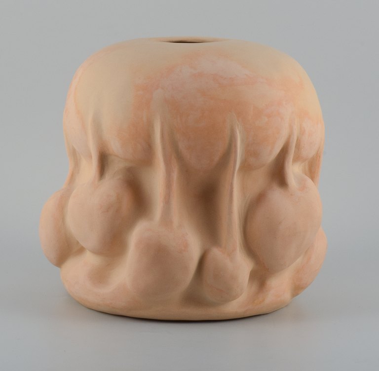 Christina Muff, dansk samtidskeramiker (f. 1971).
Large unique vessel made from golden stoneware clay. 
The work is unglazed on the exterior, glazed with clear glaze inside.