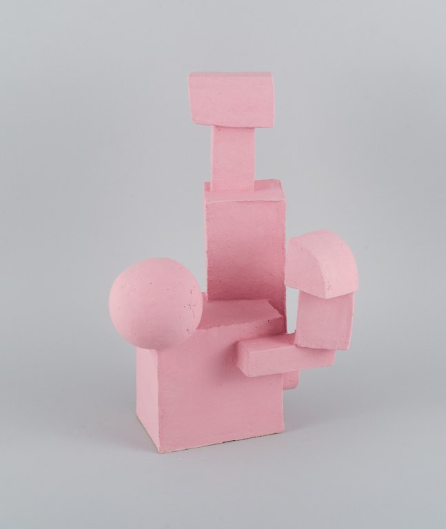 Christina Muff, dansk samtidskeramiker (f. 1971).
Unik kubistisk stentøjsskulptur i mat pink glasur.