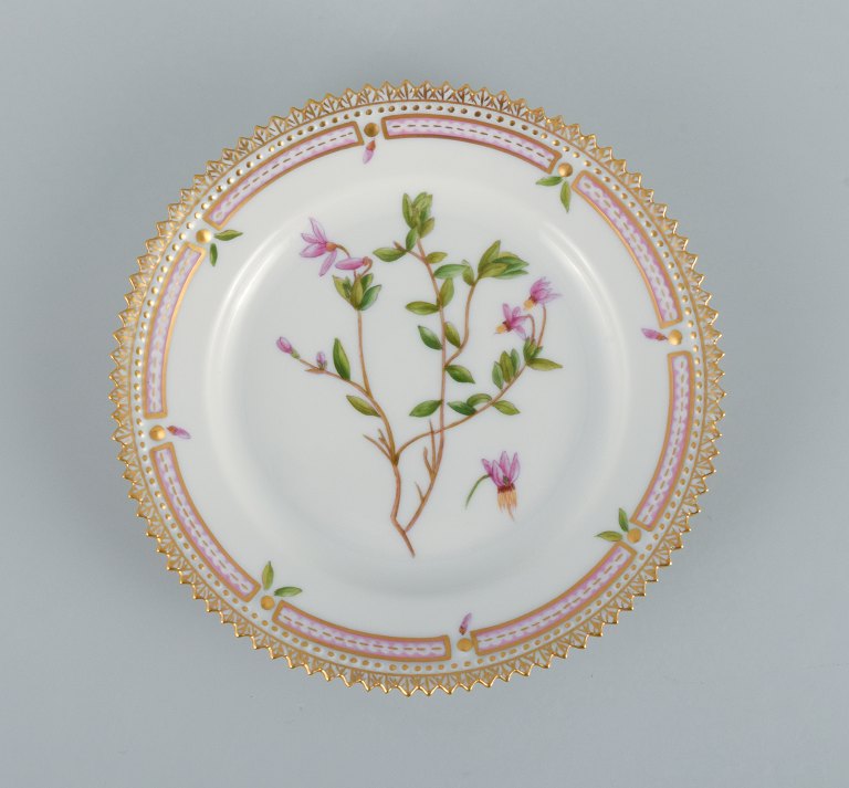 Royal Copenhagen Flora Danica sidetallerken i håndmalet porcelæn med blomster og 
gulddekoration. Modelnummer 20/3552.