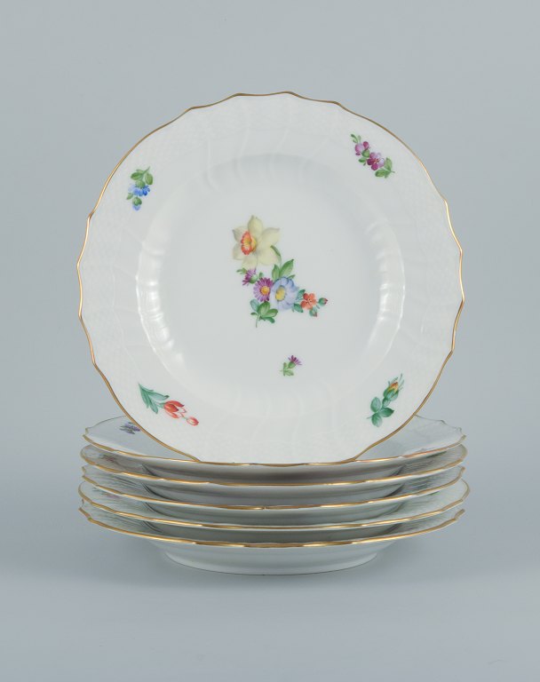 Royal Copenhagen Saksisk Blomst. Seks middagstallerkener i håndmalet porcelæn 
med blomster og gulddekoration.