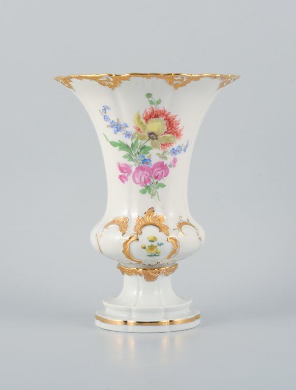 Meissen, Tyskland, stor vase håndmalet med blomster i mange farver samt 
gulddekoration.