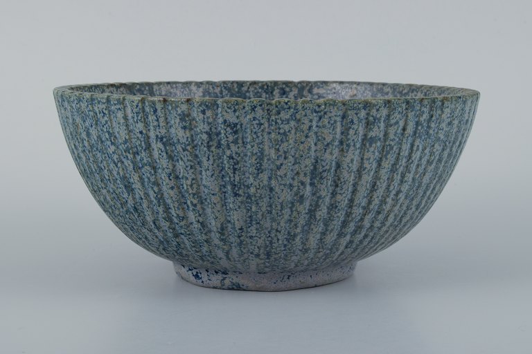 Arne Bang, keramikskål i rillet design, glasur i blå nuancer
Model nr. 123.