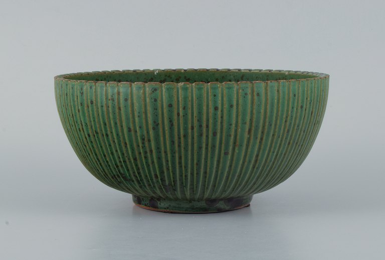 Arne Bang, keramikskål i rillet design, glasur i grønne nuancer
Model nr. 123.