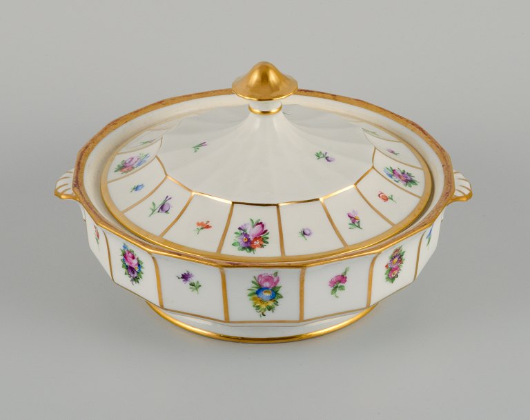 Henriette, Royal Copenhagen.
Round bowl with lid decorated with flowers and gold.
