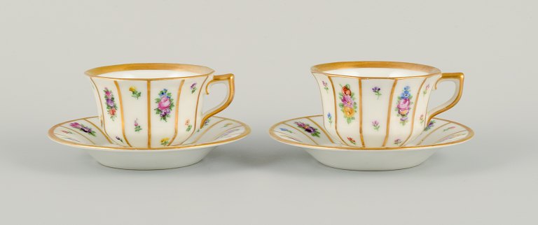 Royal Copenhagen, Henriette. Håndmalet porcelæn med guldkant.
To mokkakopper.