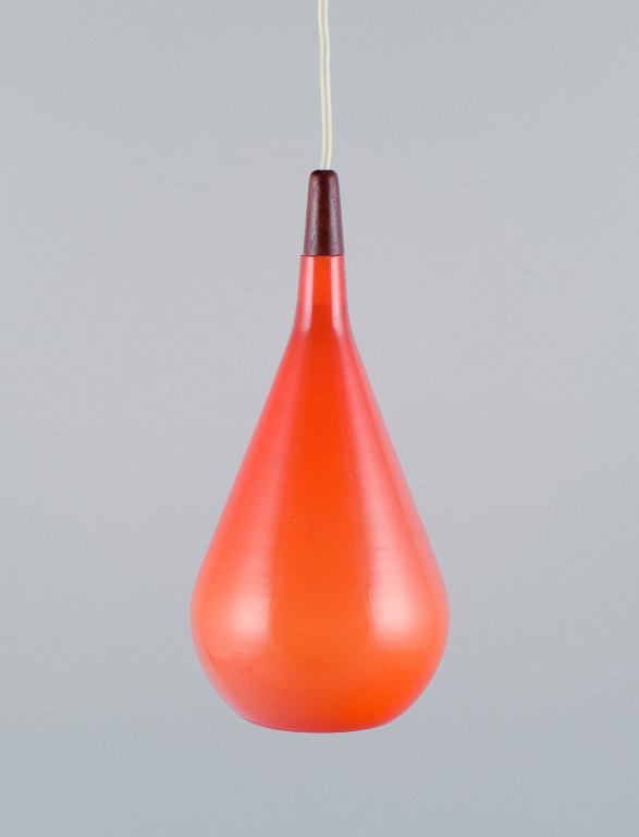 Fyens Glasværk / Kastrup-Holmegaard. ”Louis Poulsen”  pendel i orange glas og 
teaktræ.