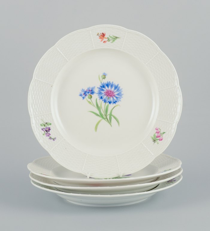 Meissen, a set of four dinner plates in porcelain.
Hand painted with floral motifs.