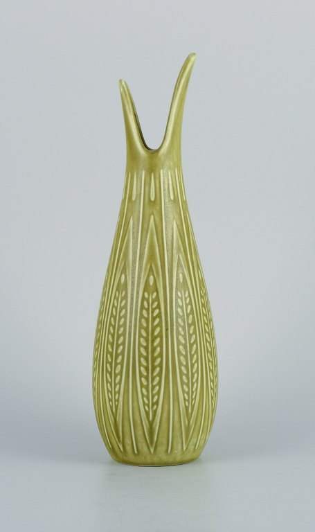 Gunnar Nylund for Rörstrand. Rialto vase i keramik, organisk form med lysegrøn 
glasur.