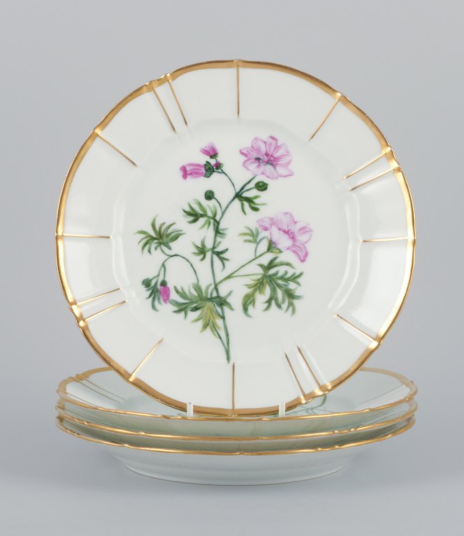 Bing og Grøndahl, fire porcelænstallerkner i Flora Danica stil med 
gulddekoration.