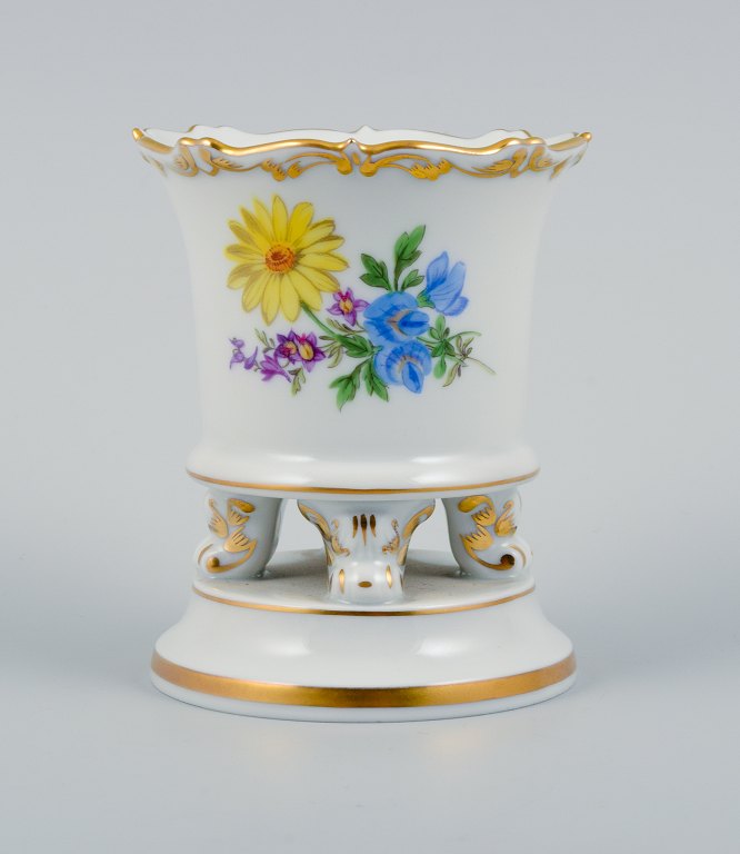 Meissen, Tyskland, lille vase på fire fødder håndmalet med blomstermotiv.