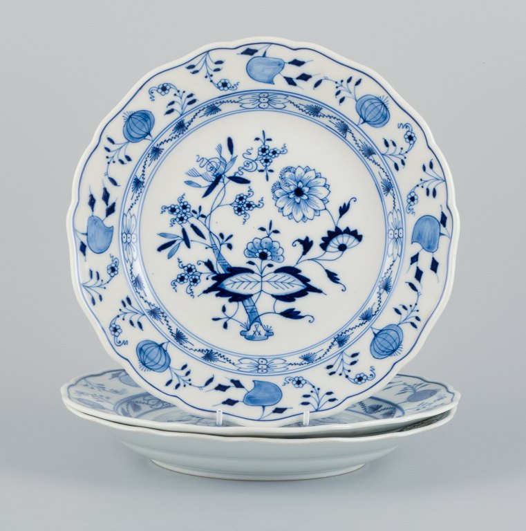 Meissen, Blue Onion pattern, a set of three hand painted dinner plates.
Early 20th century.