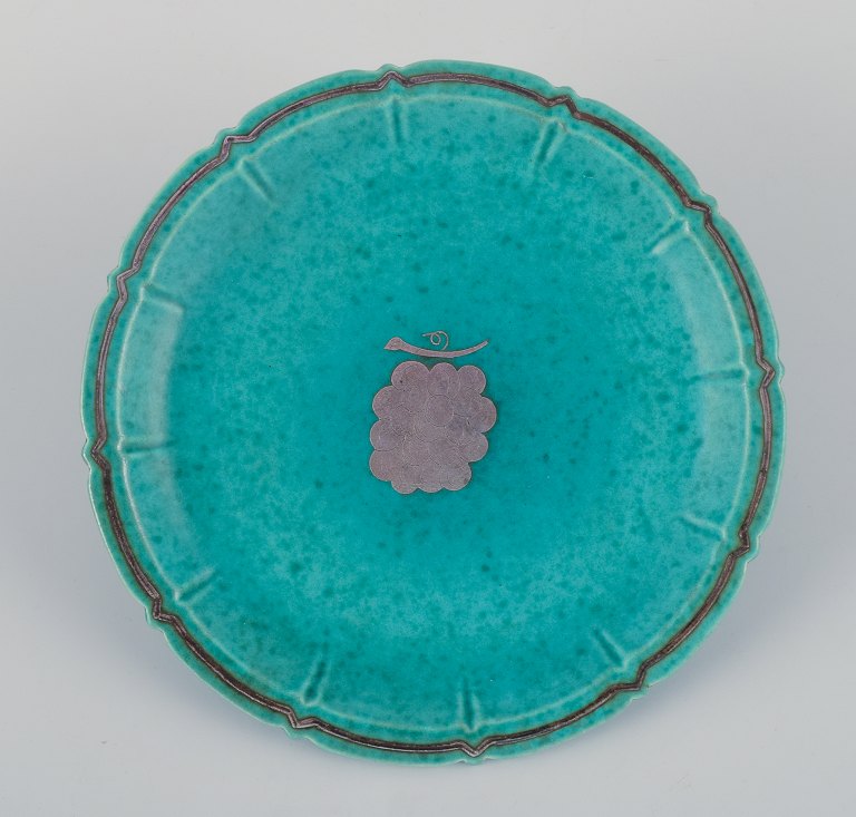 Wilhelm Kåge for Gustavsberg, "Argenta" dish in ceramic.
Green glaze decorated with bunch of grapes in silver.