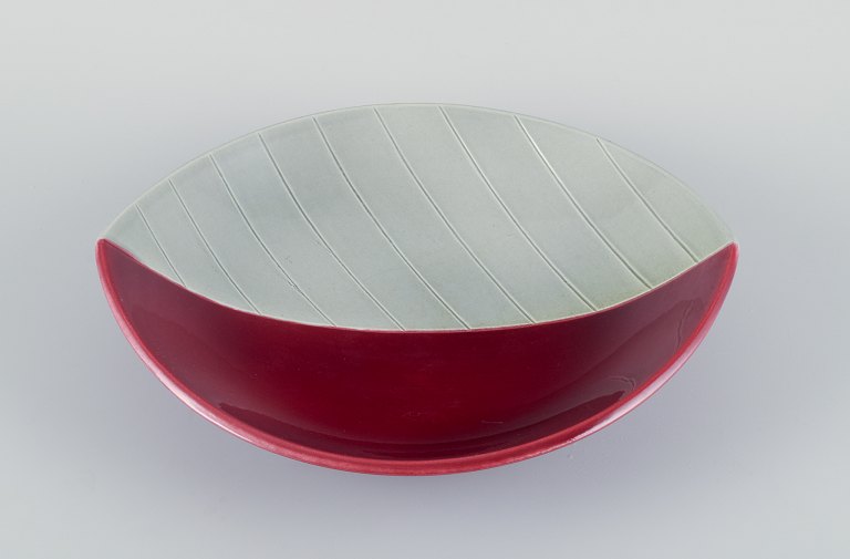 Carl Harry Stålhane for Rörstrand, Sweden, a large "California" bowl in ceramic 
with violet and gray glaze. Stylish design.