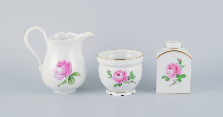 Meissen, tre dele ”Pink Rose” bestående af urtepotteskjuler, mælkekande og en 
te-dåse i porcelæn håndmalet med lyserøde roser.
