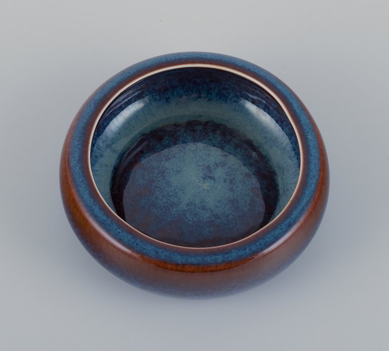 Carl Harry Stålhane (1920-1990) for Rörstrand, keramikskål med glasur i blå og 
brune nuancer.
