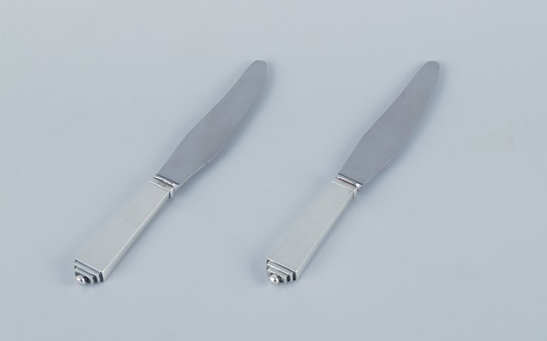 Georg Jensen Pyramide, to kortskaftede frokostknive i sterlingsølv og stål. 
Knivblade med skær.