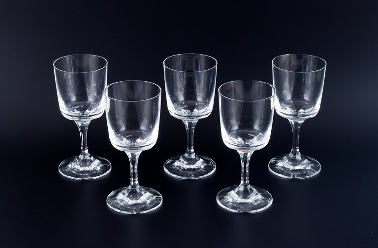 Et sæt på fem René Lalique Chenonceaux rødvinsglas.
Klart mundblæst krystalglas. Facetslebet stilk.