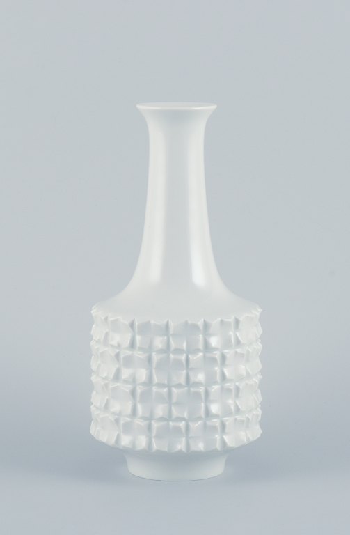 Hans Merz for Meissen, stor smalhalset porcelænsvase i moderne design med 
geometriske felter og hvid glasur.